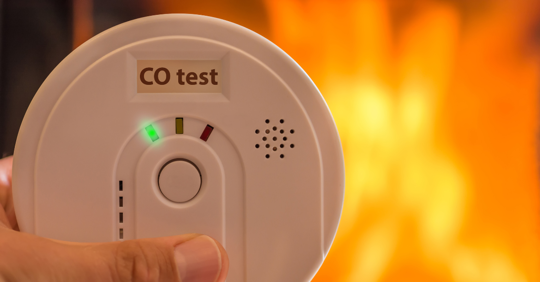 Carbon monoxide alarm in the air for rooms heated by fireplaces